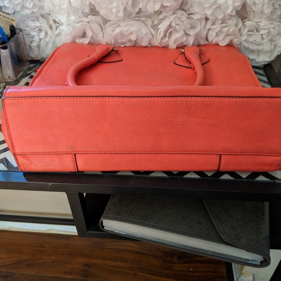 Red tote - Picture 4 of 4